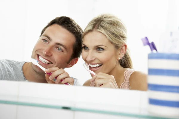 Pareja cepillándose los dientes — Foto de Stock