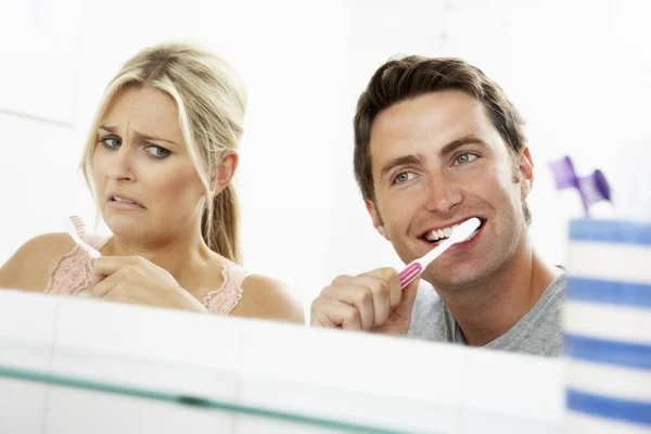 Pareja cepillándose los dientes — Foto de Stock