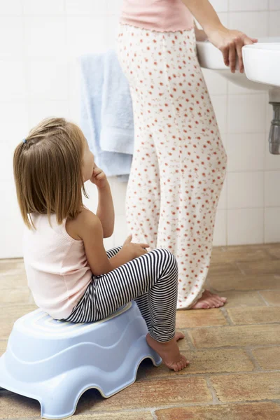 Dochter terughoudend zijn tanden te poetsen — Stockfoto