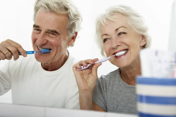 Старша пара чистить зуби — стокове фото