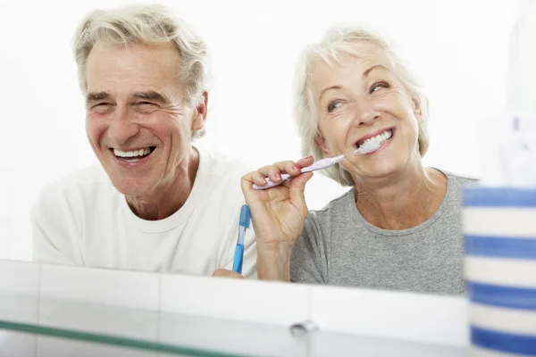 Pareja mayor cepillándose los dientes —  Fotos de Stock