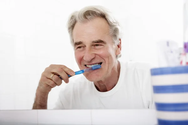 Homem sênior escovando dentes — Fotografia de Stock