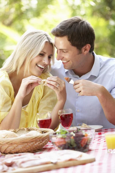 Couple dégustant un repas ensemble — Photo