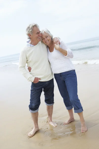 Pareja mayor caminando por la playa —  Fotos de Stock