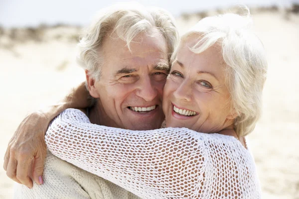 Äldre par promenader längs stranden — Stockfoto