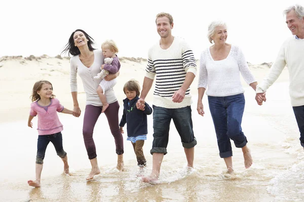 Família caminhando ao longo da praia juntos — Fotografia de Stock