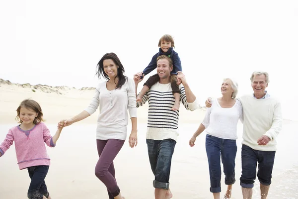 Rodinné procházky podél pláže dohromady — Stock fotografie