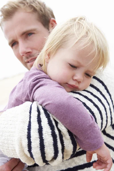 Padre coccole giovane figlia — Foto Stock