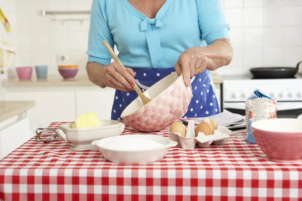 Äldre kvinna bakning i köket — Stockfoto