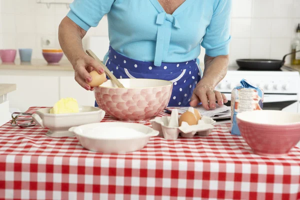 Mujer mayor hornear en la cocina — Foto de Stock