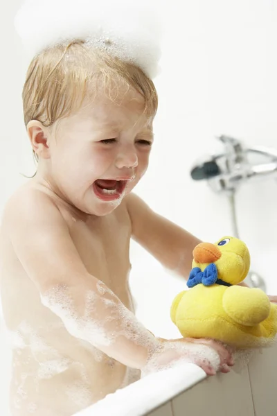 Niña infeliz en el baño —  Fotos de Stock