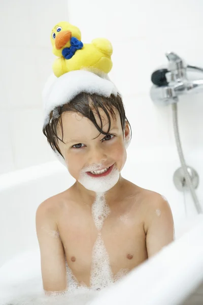 Menino jovem desfrutando do tempo de banho — Fotografia de Stock