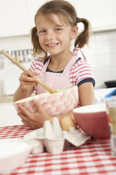 Chica hornear en la cocina — Foto de Stock