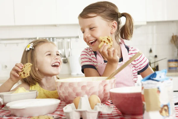 Две девочки пекут на кухне — стоковое фото