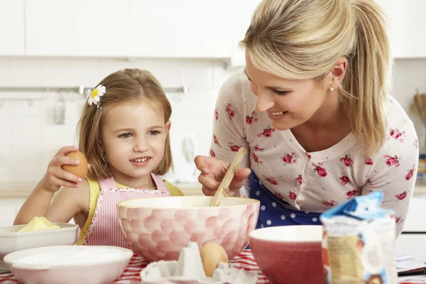 Moeder en dochter bakken in de keuken — Stockfoto