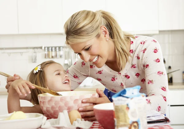 Madre e hija horneando en la cocina —  Fotos de Stock