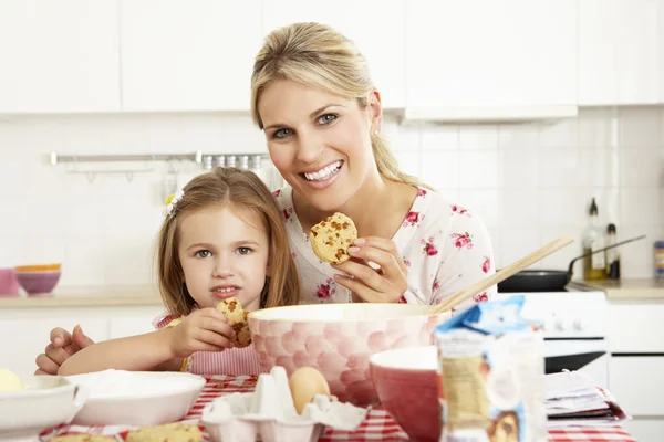 Madre e hija horneando en la cocina — Foto de Stock