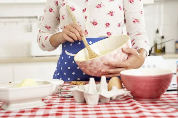 Mulher assar na cozinha — Fotografia de Stock