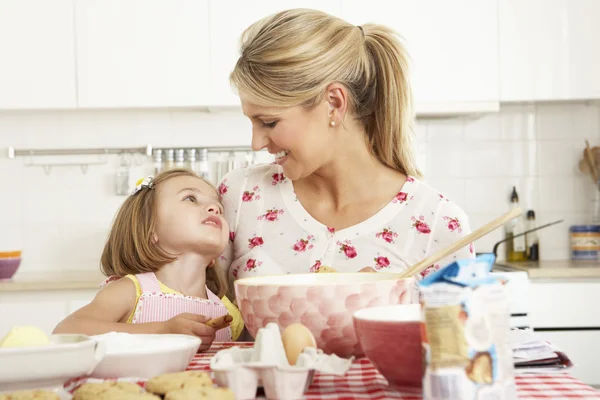 Anya és lánya konyhában sütés — Stock Fotó