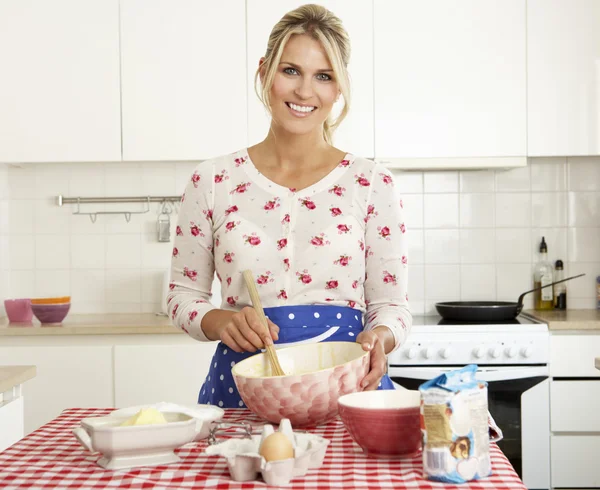 Mulher assar na cozinha — Fotografia de Stock