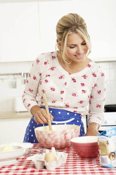 Femme cuisson dans la cuisine — Photo