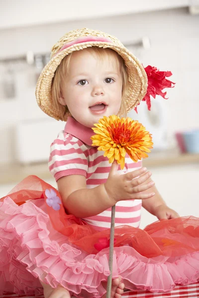 Ragazza che tiene il fiore — Foto Stock