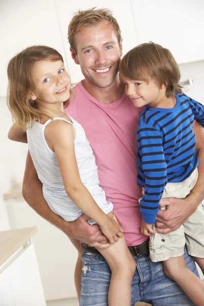 Vater schenkt Kindern Kuscheln — Stockfoto