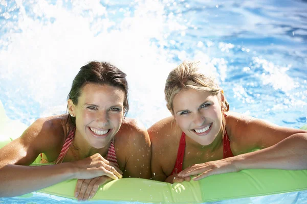 Dos mujeres en la piscina — Foto de Stock