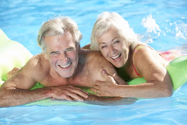 Yüzme havuzunda yaşlı bir çift. — Stok fotoğraf