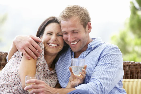 Casal beber vinho — Fotografia de Stock