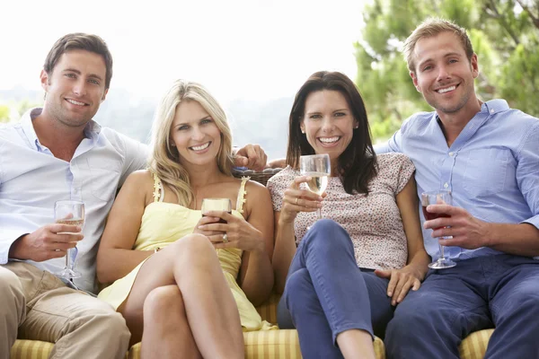 Gruppe von Freunden, die zusammen sitzen — Stockfoto