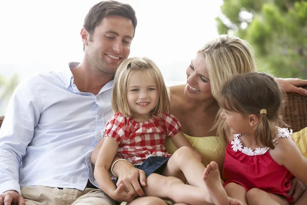 Famiglia seduta sul giardino insieme — Foto Stock