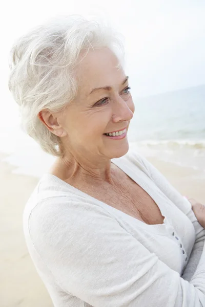 Seniorin steht am Strand — Stockfoto