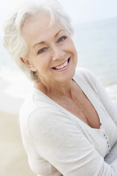 Senior vrouw stond op strand — Stockfoto