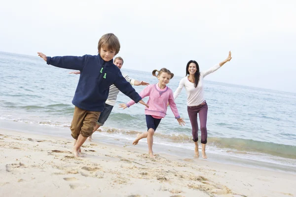 Famille jouant sur la plage — Photo