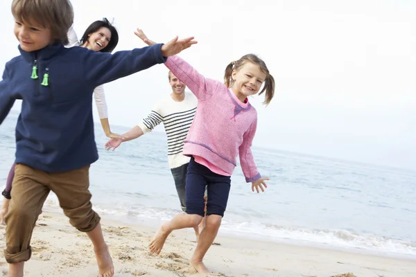 Familie spelen op het strand — Stockfoto