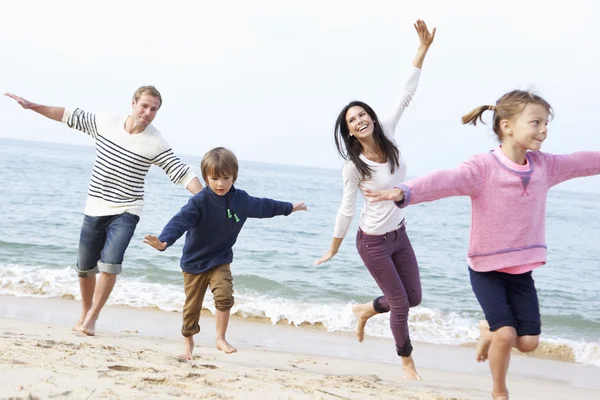 Familjen leker på stranden — Stockfoto