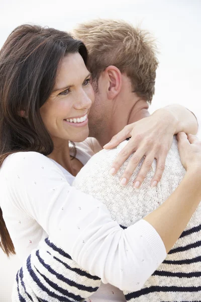 Romantisch paar op het strand — Stockfoto