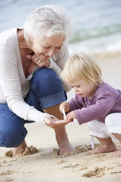 Babcia i wnuczka na plaży razem — Zdjęcie stockowe