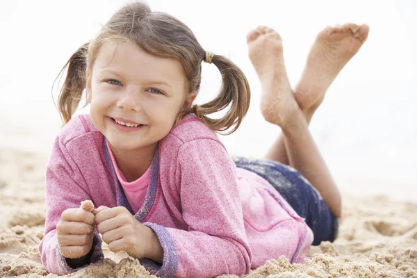 年轻的女孩轻松上海滩 — 图库照片