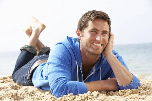 Homme relaxant sur la plage — Photo