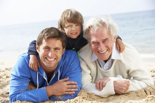 Family Lying On Beach Together — Stock Photo, Image