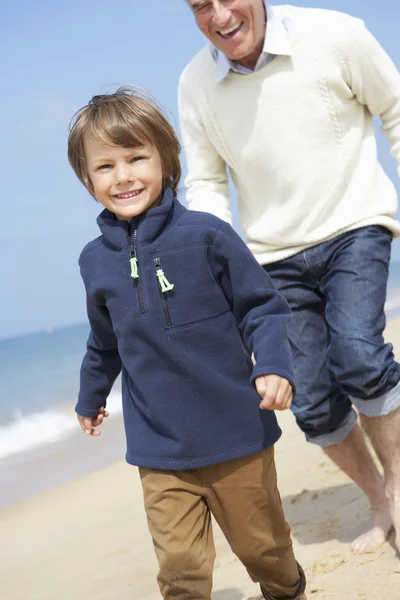 Grootvader en kleinzoon op het strand — Stockfoto