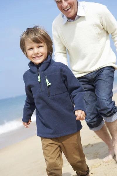 Farfar och sonson på stranden — Stockfoto