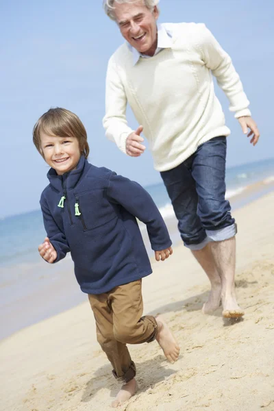 Farfar och sonson på stranden — Stockfoto