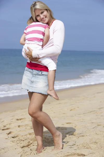 Mutter kuschelt kleine Tochter — Stockfoto