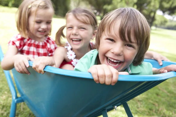 Enfants assis dans une brouette — Photo