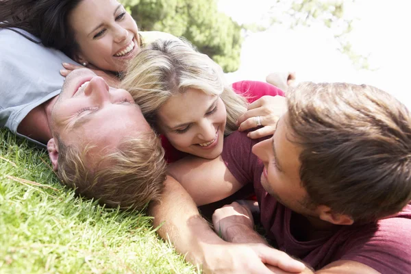 Grupp vänner i parken tillsammans — Stockfoto