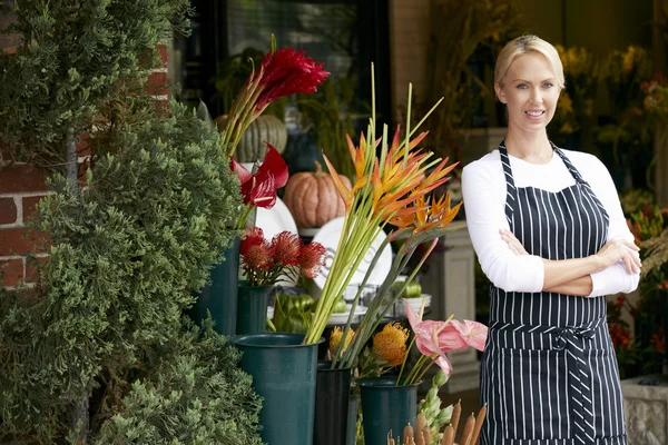 Kvinnliga Florist utanför butiken — Stockfoto