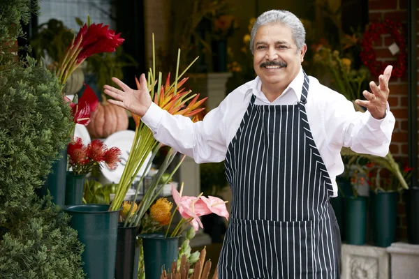 Florista masculino fora da loja — Fotografia de Stock